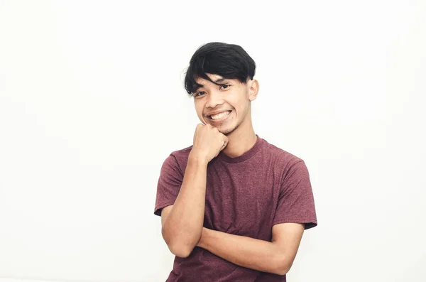 Sıradan Tişörtler Içinde Gülümseyen Yakışıklı Asyalı Adam — Stok fotoğraf