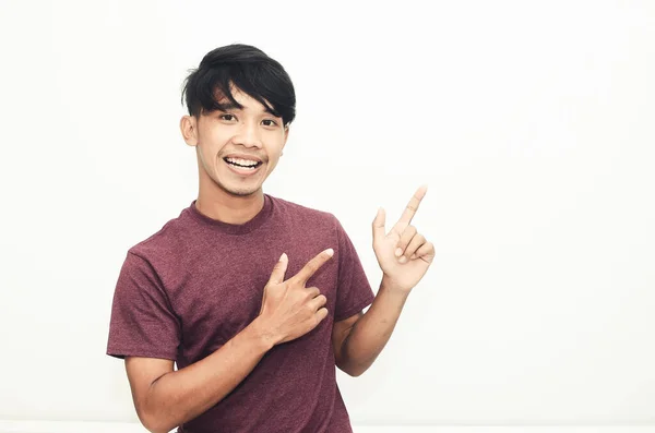 Asiatisk Man Ler Avslappnad Shirt Samtidigt Pekar Tomt Utrymme — Stockfoto