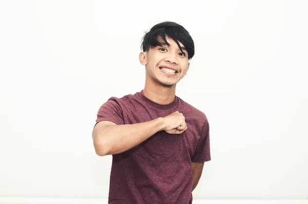 Los Hombres Asiáticos Sonríen Camisas Casuales Con Una Expresión Alegre —  Fotos de Stock