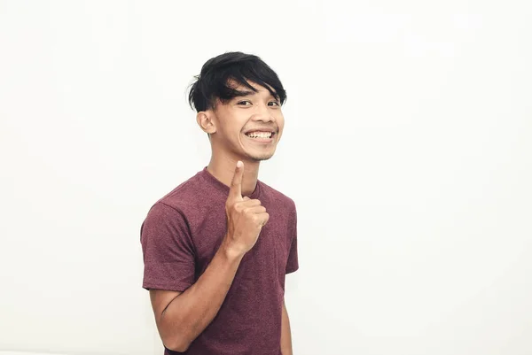 Homme Asiatique Souri Dans Une Chemise Décontractée Avec Une Expression Photos De Stock Libres De Droits