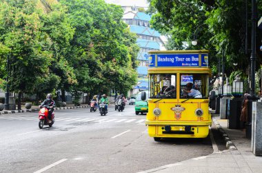 Bandung, Endonezya - 20 Kasım 2020: Bandros turistleri Bandung şehrine götüren bir otobüs taşımacılığıdır.