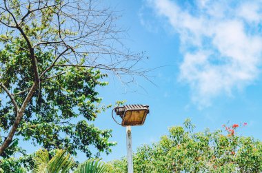 Mavi gökyüzüne karşı tenis kortu lambası