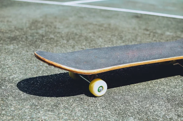 Planche Roulettes Sur Vieux Court Tennis Concept Patinage Copier Espace — Photo