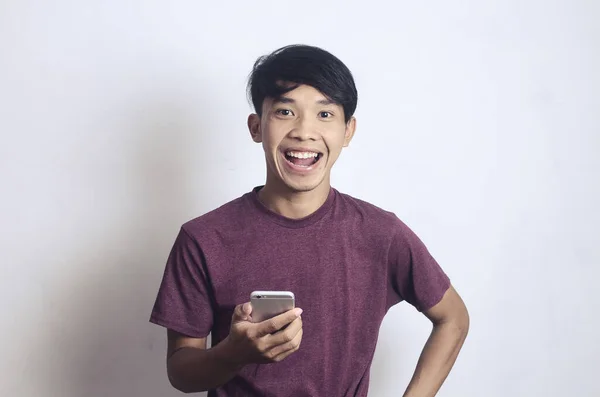 Genç Asyalı Adam Telefonu Elinde Tutarken Gülümsedi — Stok fotoğraf