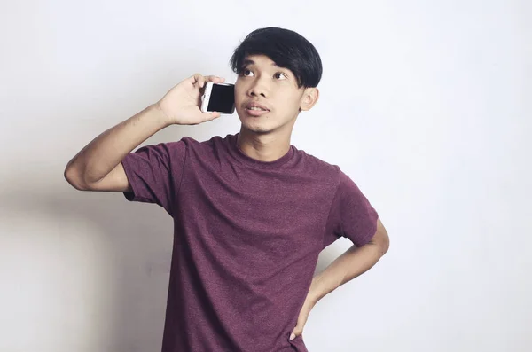 Молодий Азіатський Хлопець Робить Дзвінок Білому Тлі — стокове фото
