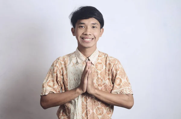 Asiático Homem Vestindo Batik Com Saudação Enquanto Sorrindo Para Câmera — Fotografia de Stock