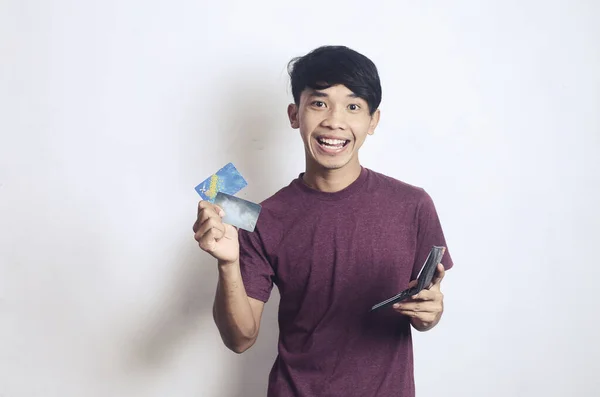 Fiatal Ázsiai Férfi Vidám Kifejezéssel Bankkártyával Pénztárcával Fehér Alapon — Stock Fotó