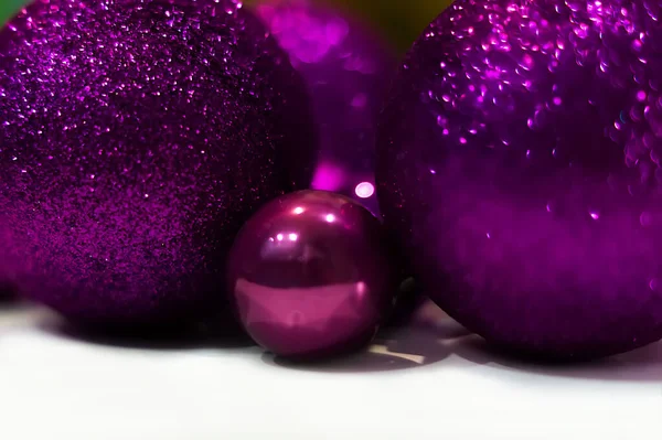 Luxo Brilhante Roxo Bolas Natal Close Uma Mesa Branca Casa — Fotografia de Stock