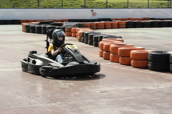 Una Joven Adolescente Casco Está Compitiendo Karting Alta Velocidad Una — Foto de Stock