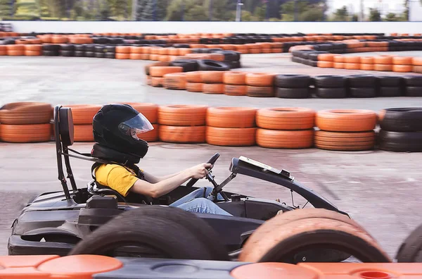 Ein Junges Mädchen Mit Helm Rast Auf Einem Hochgeschwindigkeits Kart — Stockfoto