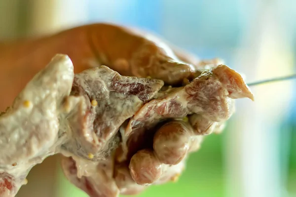 Ein Mann Spießt Mayonnaise Mariniertes Fleisch Auf Einem Spieß Auf — Stockfoto