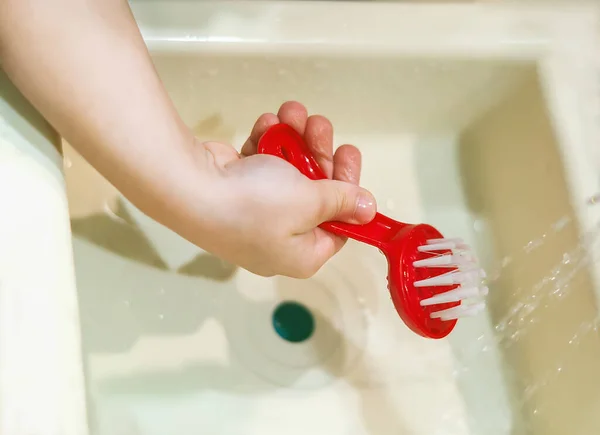 Niño Juega Cocina Infantil Mano Niño Sostiene Cepillo Plástico Rojo — Foto de Stock