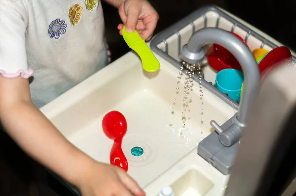 Niño Juega Cocina Infantil Bebé Lava Los Platos Plástico Fregadero — Foto de Stock