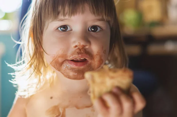 Милая Маленькая Девочка Ест Шоколадное Мороженое Дома Малышка Намазала Лицо — стоковое фото