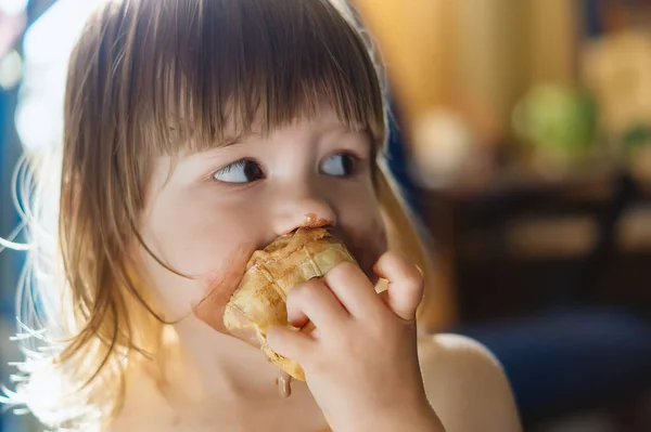 Милая Маленькая Девочка Ест Растопленное Шоколадное Мороженое Вблизи Ребенок Смазал — стоковое фото