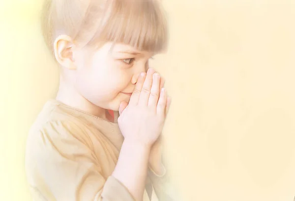 Симпатичная Маленькая Девочка Молится Светлом Фоне Местом Скопировать Ребенок Положил — стоковое фото