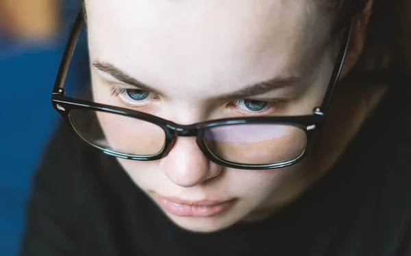 Blaue Augen Eines Jungen Mädchens Mit Schwarzer Computerbrille Und Blauen Stockbild