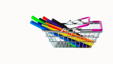Bir süpermarkette, beyaz arka planda izole edilmiş minyatür bir alışveriş sepeti, sepetin içinde yakın planda renkli işaretler resmedilir. El arabasında bir çift işaret var. Satılık alışveriş için arka plan.