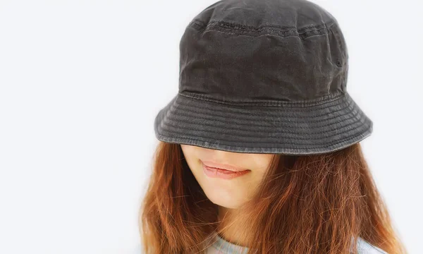 Une Fille Mode Dans Chapeau Panama Gris Sur Fond Blanc — Photo