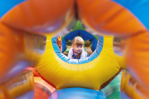 Uma Menina Três Anos Brinca Trampolim Inflável Infantil Parque Diversões — Fotografia de Stock