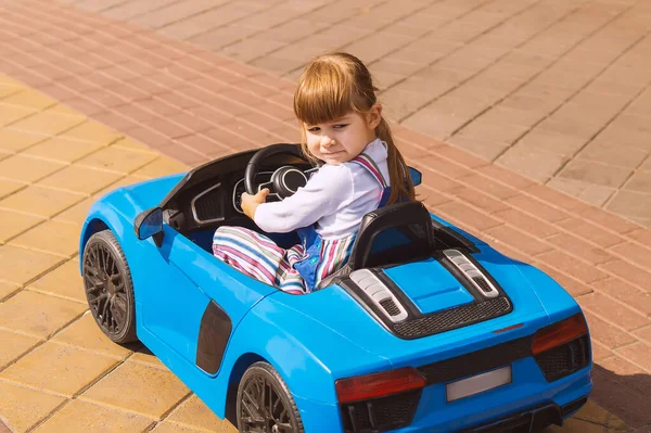 Pretty Little Girl Driving Battery Powered Car Amusement Park 에서요 — 스톡 사진