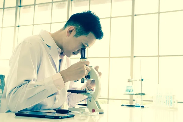 Asijští Vědci Nebo Chemici Používají Mikroskop Science Experiment Medical Pharmaceutical — Stock fotografie