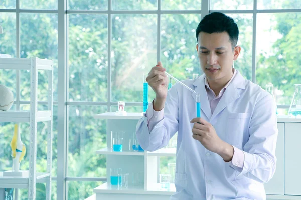 Asijský Vědec Nebo Chemik Upustí Modrou Kapalnou Chemikálii Laboratoři Výzkumné — Stock fotografie