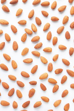 Badem rengi üst manzara, beyaz arka plan organik gıda kavramından ayrı. Vitamin ve mineral içeriyor. Serbest radikalleri etkisiz hale getirmeye yardımcı oluyor. Kaleyi ve beyin sistemini besle. Kemikleri besle ve güçlendir.