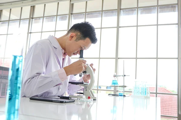 Asijští Vědci Nebo Chemici Používají Mikroskop Science Experiment Medical Pharmaceutical — Stock fotografie