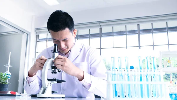 Asian Scientists Chemists Use Microscope Science Experiment Medical Pharmaceutical Research — Stock Photo, Image