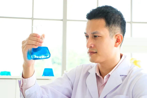 Asijský Vědec Nebo Chemik Podívá Modrou Zkumavku Chemikáliemi Laboratoři Výzkumné — Stock fotografie