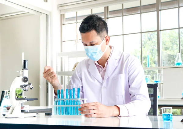 Asijský Vědec Nebo Chemik Upustí Modrou Kapalnou Chemikálii Laboratoři Výzkumné — Stock fotografie