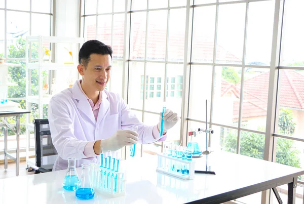 Азіатський Вчений Або Хімік Кидає Блакитну Рідку Речовину Лабораторію Наукові — стокове фото