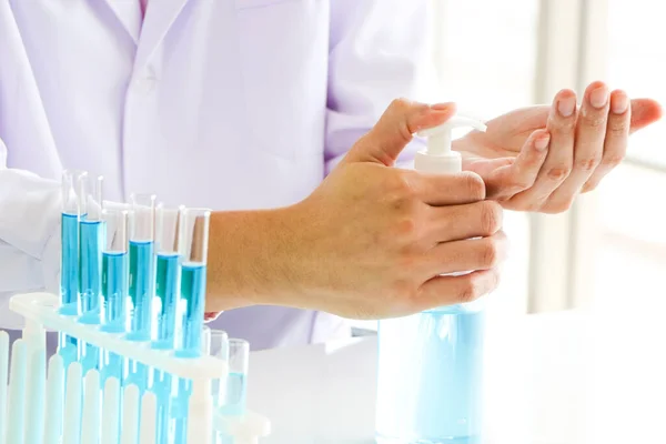 亚洲科学家或医学研究人员用于生产75 酒精型洗手消毒剂的概念试验 用于细菌灭菌和防止结肠病毒 Covid — 图库照片
