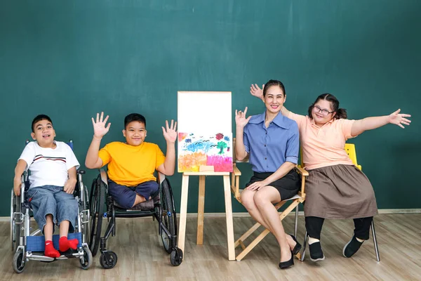 Grupo Jovens Com Deficiência Autismo Está Treinando Seus Músculos Mão — Fotografia de Stock