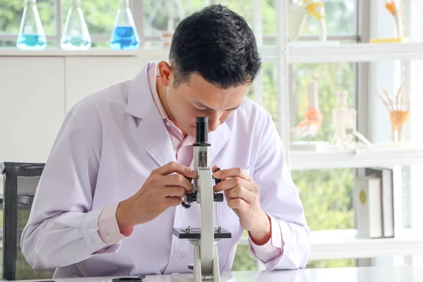 亚洲科学家或化学家使用显微镜 在科学实验中医学药物研究概念Dna结构 创新与技术 — 图库照片
