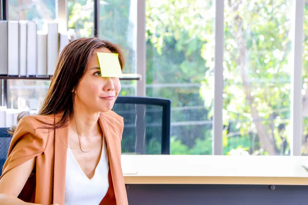 Asyalı iş kadınları rahatlamak ve işten gülümsemek için yüzlerine post-it yazarlar. Çalışma planı, beyin fırtınası, strateji yaratıcı yaşam tarzı, İş Konseptinde Başarı