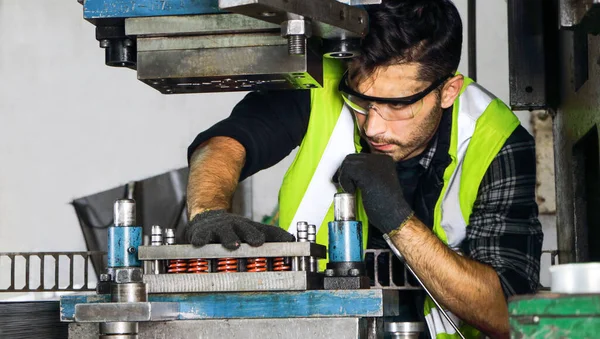Profesyonel bir erkek mühendisin portresi güvenlik üniforması ve gözlük takıyor. Makinelerin bakımı ve kurulumu Endüstriyel fabrikalarda Metal parçaları üreten mühendislik işi kavramı