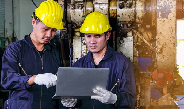 헬멧을 아시아의 근로자는 컴퓨터를 사용하여 프레스 데이터를 분석하고 공장에서의 팀워크라는 — 스톡 사진