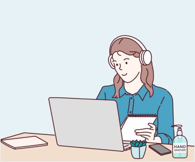 Kulaklık takan, dizüstü bilgisayar kullanan, notlar yazan çekici bir kız öğrenci dili öğreniyor. E-öğrenim eğitim konsepti. Evde çalışıyor çünkü enfeksiyon Coronavirüs 'ü kontrol ediyor..