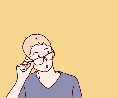 Bir çocuk gözlüğüne dokunuyor, kafasını kaldırıyor ve bir şeyler düşünüyor. İnce çizgi şeklinde çizilmiş el, vektör çizimleri.