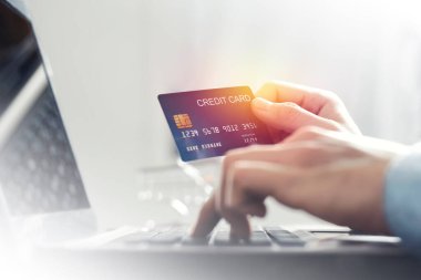 İşadamları elektronik ödeme teknolojisi için kredi kartı veri girişini fotokopi alanı olan online alışveriş için kullanıyorlar. Alışveriş yaşam tarzı, ya da cep telefonu finansal uygulama konsepti, kredi kartı modeli