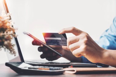 İnsanlar kredi kartları, kullanıcı veri girişi ve elektronik ödeme teknolojisi için fotokopi alanı ile çevrimiçi ödeme kodları kullanıyorlar. Alışveriş yaşam tarzı, ya da cep telefonu finansal uygulama konsepti, kredi kartı modeli
