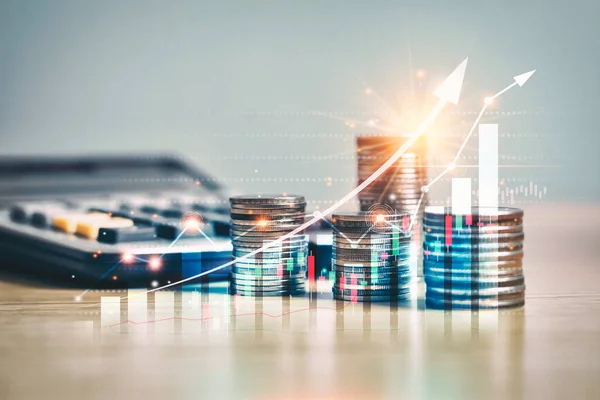 Finansal piyasa ticaret grafiği, artan para birikintilerinin üzerindeki ok, sanal ekranda gösterilen bir grafik olarak düzenlenmiş. Finansal, ticari ve ekonomik döviz kuru kavramı büyüyor.