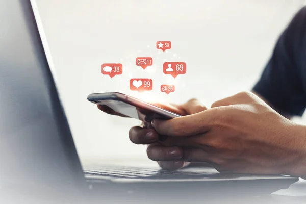 Akıllı telefonlarını mutlulukla kullanan bir adam. Çevrimiçi Sosyal ve Modern Yaşam. Çevrimiçi alışveriş, bilgi bulma, çevrimiçi toplantılar, sosyal medya ve ağ oluşturma kavramı