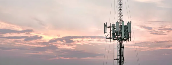 Telekomünikasyon kuleleri arka plan atmosferi, akşam gökyüzü, manzara yatay