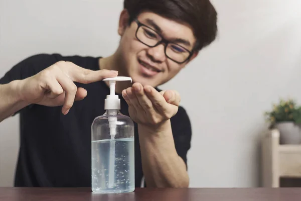 Limpiando Las Manos Los Hombres Asiáticos Sonríen Felices Lavarse Las — Foto de Stock