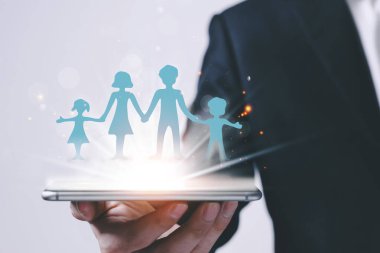 Mavi kağıtlı ailesi olan akıllı telefonlu bir iş adamı yeni normal toplumda dijital sanal ekranda sergileniyor. Hayat sigortası, aile koruması ve konaklama kavramları hayat kurtarıyor.