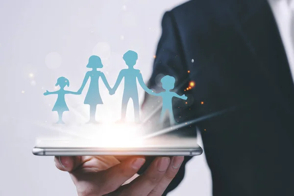 Mavi kağıtlı ailesi olan akıllı telefonlu bir iş adamı yeni normal toplumda dijital sanal ekranda sergileniyor. Hayat sigortası, aile koruması ve konaklama kavramları hayat kurtarıyor.