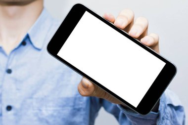 Telefonlar, herkesin her gün internette daha fazla kullandığı, iletişim kurduğu ve sattığı bir şey. Beyaz ekran model şablonu, mavi gömlek, iş adamı..